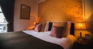 Ліжко або ліжка в номері Dublin Citi Hotel of Temple Bar