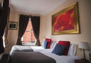 two beds in a hotel room with a window at Dublin Citi Hotel of Temple Bar in Dublin