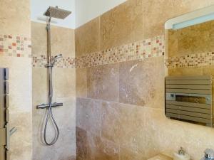 La salle de bains est pourvue d'une douche avec un pommeau de douche. dans l'établissement Maison en front de mer sur la plage de portissol, à Sanary-sur-Mer