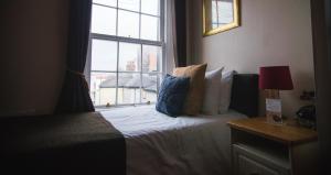 Ліжко або ліжка в номері Dublin Citi Hotel of Temple Bar