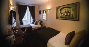 Ліжко або ліжка в номері Dublin Citi Hotel of Temple Bar