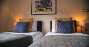 Ліжко або ліжка в номері Dublin Citi Hotel of Temple Bar