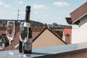 Nápoje v ubytování POINT flat, beautiful view from terrace to Prague Castle