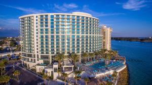 uma vista aérea de um grande edifício branco com uma piscina em Opal Sands em Clearwater Beach