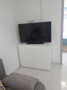 Televízia a/alebo spoločenská miestnosť v ubytovaní Royal Silver Apartment