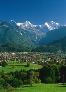 miasteczko w dolinie z górami pokrytymi śniegiem w obiekcie Hotel Blume Interlaken w mieście Interlaken