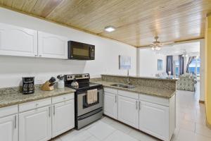 Dapur atau dapur kecil di Turtle's Nest Beach Resort