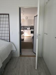 a bedroom with a door leading to a kitchen at Vinkkeli in Tampere