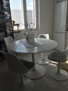 a white table and chairs in a kitchen at Vinkkeli in Tampere