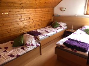 Postel nebo postele na pokoji v ubytování Prenočišča Rečnik