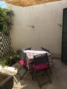 d'une table et de chaises avec un chiffon de point de polka dans l'établissement casa della notara, à Alezio