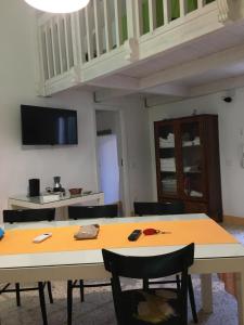 - une salle à manger avec une table et des chaises dans l'établissement casa della notara, à Alezio