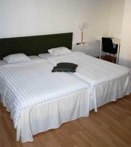 Postel nebo postele na pokoji v ubytování Avesta Stadshotell