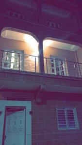 Résidence ESSOWE-SIM في داكار: مبنى مع شرفة عليها ضوء