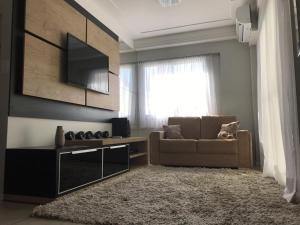 sala de estar con sofá y TV en Apartamento, Maceió, beira mar de Jatiúca, JTR, en Maceió