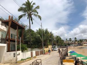 a street next to a beach with palm trees at Imóvel na Beira-Mar in Pipa