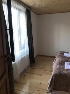 Un pat sau paturi într-o cameră la GUEST HOUSE ,, MEMORY''