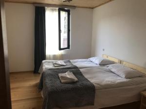 Un pat sau paturi într-o cameră la GUEST HOUSE ,, MEMORY''