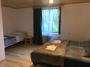 Un pat sau paturi într-o cameră la GUEST HOUSE ,, MEMORY''