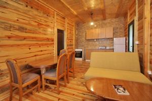 Zimmer mit einem Tisch und einem Bett sowie einer Küche in der Unterkunft Tara lake apartments in Jevtići