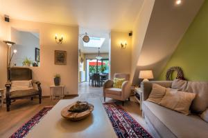 a living room with a couch and a table at Stadshuisje 36 in Hasselt
