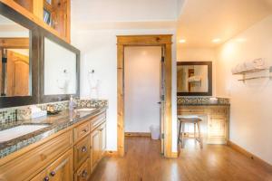 Η κουζίνα ή μικρή κουζίνα στο Skislope-Tahoe Villa +54 φωτογραφίες