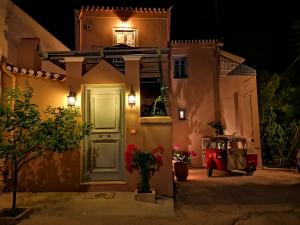 スペツェスにあるvilla aneme Spetsesの夜間、車を停めた家