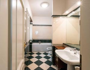 uma casa de banho com um lavatório, uma banheira e um WC. em Eucalyptus Resort - Roma San Paolo - em Roma