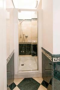 bagno con doccia e porta in vetro di Eucalyptus Resort - Roma San Paolo - a Roma