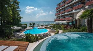 widok na basen w ośrodku wypoczynkowym w obiekcie Hotel Continental Wellness & Spa w Sirmione