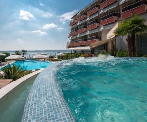Basen w obiekcie Hotel Continental Wellness & Spa lub w pobliżu