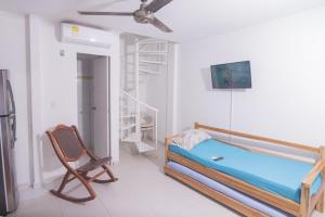 ein Zimmer mit einem Bett und einem Stuhl darin in der Unterkunft Habitacion Coveñitas 2A in Coveñas