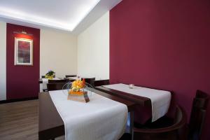 2 Betten in einem Zimmer mit lila Wänden in der Unterkunft Hotel Garni Am Kirchplatz in Ilmenau