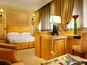 Uma cama ou camas num quarto em FH55 Grand Hotel Palatino