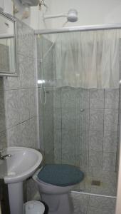 a bathroom with a shower and a toilet and a sink at Apartamento para 7 pessoas próximo a Basílica in Aparecida