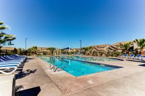 - une piscine avec des chaises longues dans un complexe dans l'établissement Zions Desert Star, à Washington