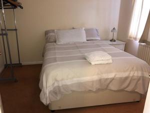 コルチェスターにあるSpacious 3-Bedroom Homeのベッドルーム(白いシーツを使用した大型ベッド1台付)