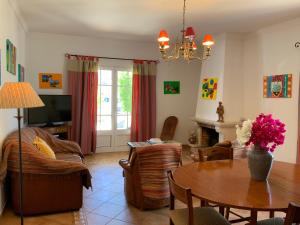 Et tv og/eller underholdning på Guest House Alfarrobeiras