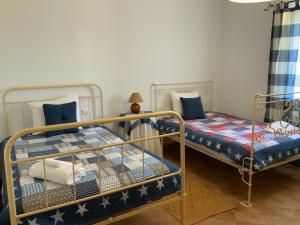 En eller flere senge i et værelse på Guest House Alfarrobeiras + 40 billeder