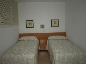 A bed or beds in a room at Apartaments Geminis