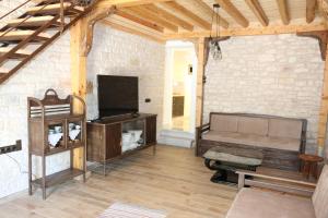 a living room with a couch and a fireplace at Aknato in Vlikhón