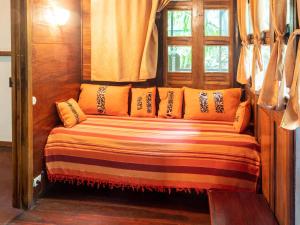 Tempat tidur dalam kamar di Pachamama Jungle River Lodge - Punta Uva