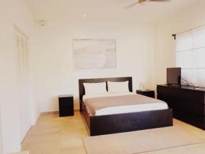 Un pat sau paturi într-o cameră la Las Palmas Beach Hotel