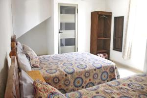 a bedroom with two beds and a mirror at Hotel Posada Sernichari in Cuetzalán del Progreso