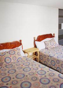 two beds sitting next to each other in a bedroom at Hotel Posada Sernichari in Cuetzalán del Progreso