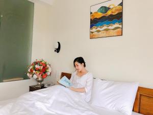 Postel nebo postele na pokoji v ubytování Le Grey Dalat Hotel