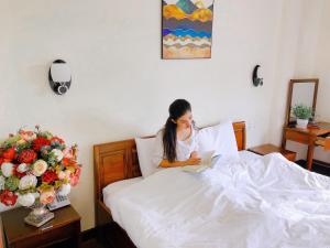 Postel nebo postele na pokoji v ubytování Le Grey Dalat Hotel