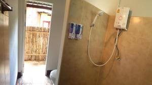łazienka z prysznicem, toaletą i oknem w obiekcie Brown House Chiangdao w mieście Chiang Dao