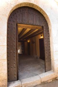 Marques de Valdeolivo في Tronchón: فتحه في جدار مع باب خشبي