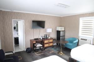 TV a/nebo společenská místnost v ubytování Walkerton Inn Motel + 7 fotografií